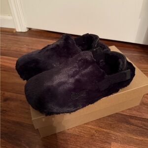 Nike Black Slippers with Plush Texture and Soft Material